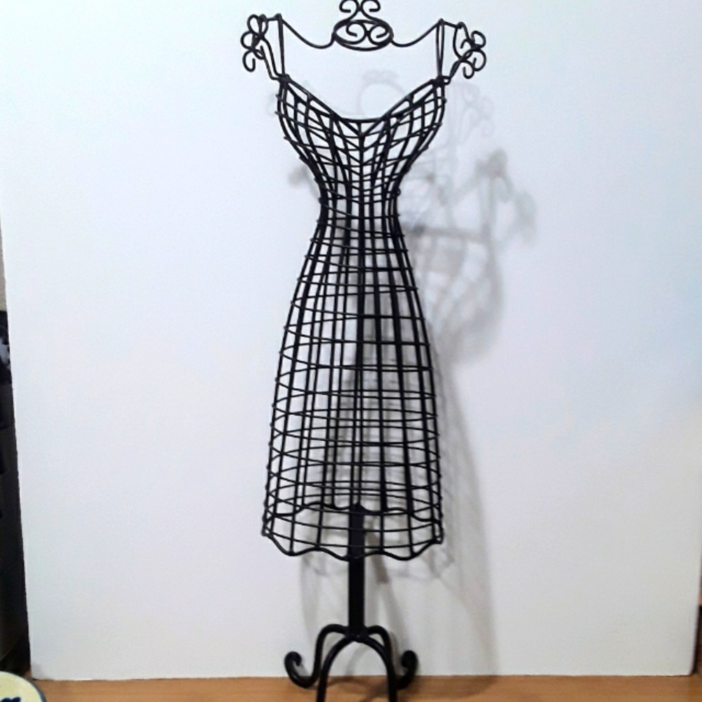 📿 Wire Dress Form Jewelry Stand